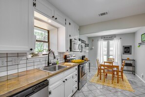 Cottage (2 Bedrooms) | Bếp riêng | Lò vi sóng, lò nướng, bếp nấu, máy rửa bát