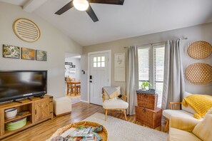 TV, books - Charming Granbury Cottage Retreat w/ Private Patio (Granbury)