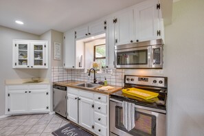 Cottage (2 Bedrooms) | Private kitchen - Charming Granbury Cottage Retreat w/ Private Patio (Granbury)