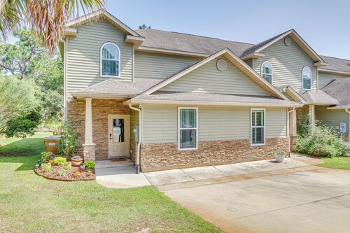 Charming Navarre Townhome: 5 Mi to Beach!