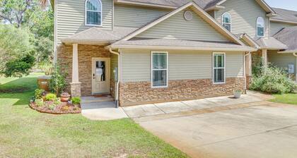 Charming Navarre Townhome: 5 Mi to Beach!