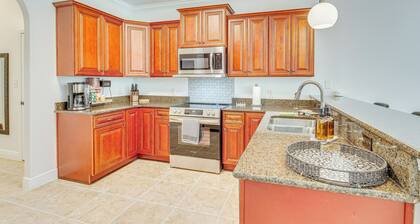 Charming Navarre Townhome: 5 Mi to Beach!