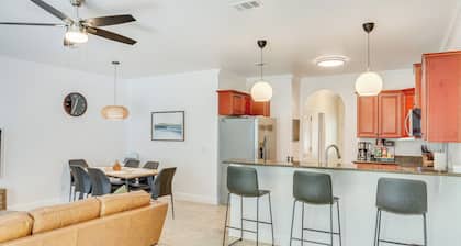Charming Navarre Townhome: 5 Mi to Beach!