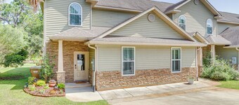 Charming Navarre Townhome: 5 Mi to Beach!