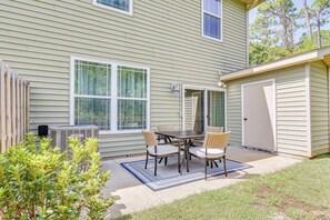 Outdoor dining - Charming Navarre Townhome: 5 Mi to Beach! (Navarre)