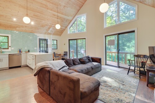 Community Beach Access: Modern Poconos Cabin!