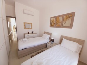 3 bedrooms, iron/ironing board, WiFi, bed sheets - Luxury Penthouse with Private Pool (K. Abela)