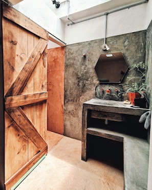Design-Doppelzimmer | Badezimmer | Dusche, Regendusche, Haartrockner, Handtücher