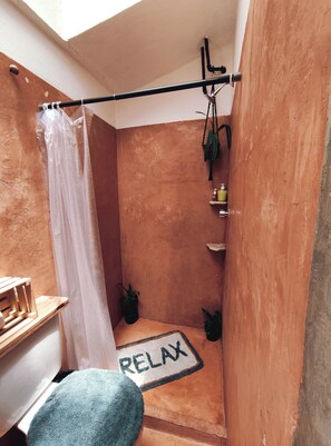 Design tweepersoonskamer | Badkamer | Een douche, een regendouche, een haardroger, handdoeken