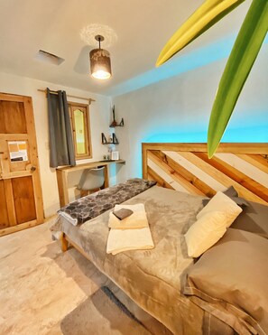 ห้องดีไซน์ดับเบิล | เตียงเมมโมรีโฟม, ห้องพักตกแต่งอย่างมีเอกลักษณ์, ตกแต่งพิเศษโดยเฉพาะ