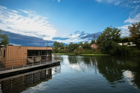 Property grounds. Logement Flottant Atypique "Le Tribord"