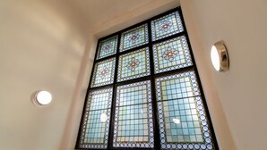 Una ventana de vitral con un diseño geométrico.