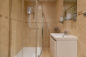Apartment | Badezimmer | Dusche, Handtücher