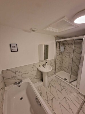 Bathroom - Remarkable 1-bed Apartment in Gateshead (Gateshead)