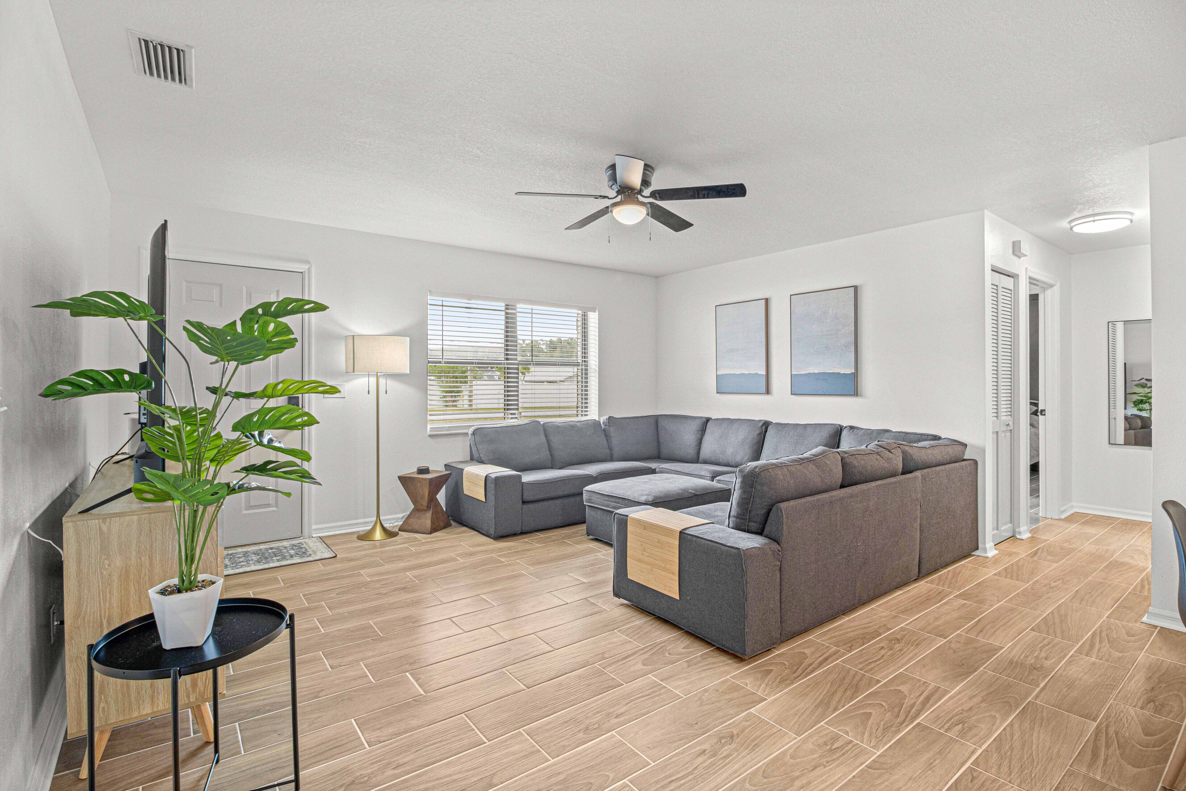 Smart TV, tavolo da ping pong, libri