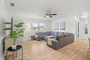 Smart-TV, Tischtennisplatte, Bücher