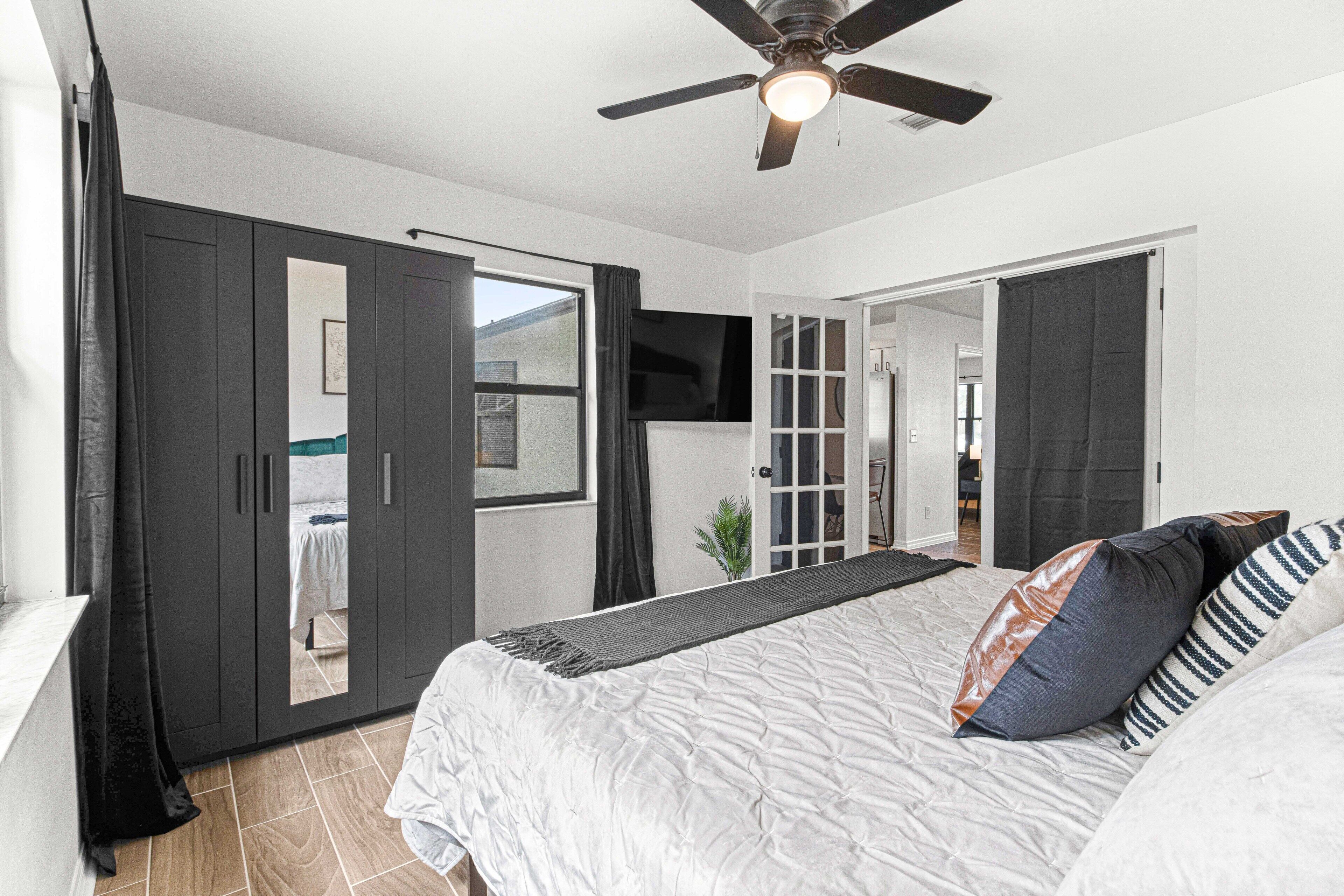 4 bedrooms, desk, iron/ironing board, travel crib