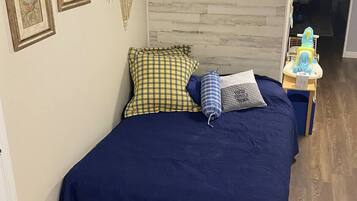 2 Schlafzimmer, Schreibtisch, Bügeleisen/Bügelbrett, Reisekinderbett