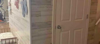 Spacious 1450 sf 2 BR Private Suite w/Dog Fe