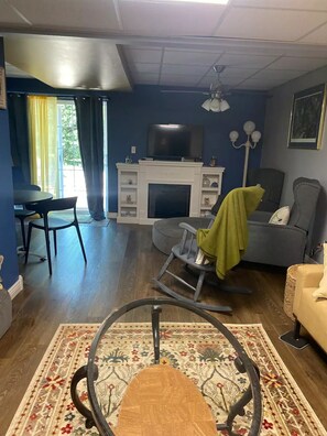 Smart TV, fireplace - Spacious 1450 sf 2 BR Private Suite w/Dog Fe (Huntingburg)