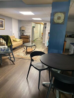 Dining - Spacious 1450 sf 2 BR Private Suite w/Dog Fe (Huntingburg)