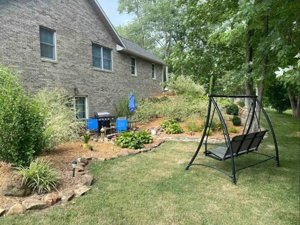 Property grounds - Spacious 1450 sf 2 BR Private Suite w/Dog Fe (Huntingburg)