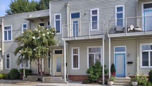 A row of townhouses with a front porch, a small tree, and a mailbox. - Downtown Chattanooga Loft in the Heart of the City (Chattanooga)