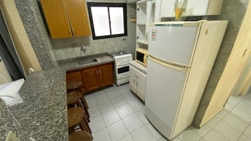 Réfrigérateur, micro-ondes, four, cafetiÚre/bouilloire