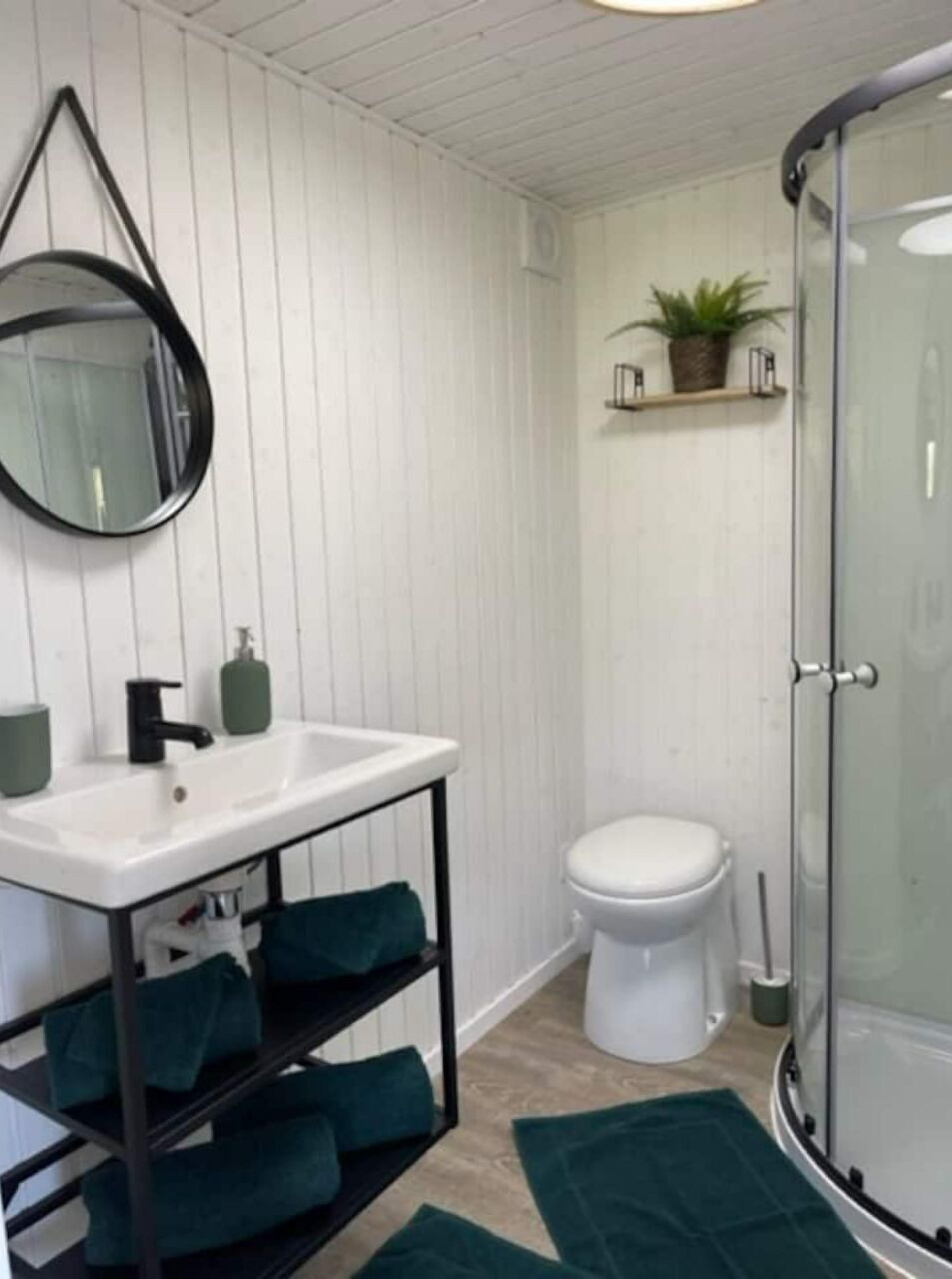 Douche, serviettes fournies, savon, papier toilette