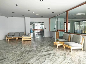 Coin salon dans le hall