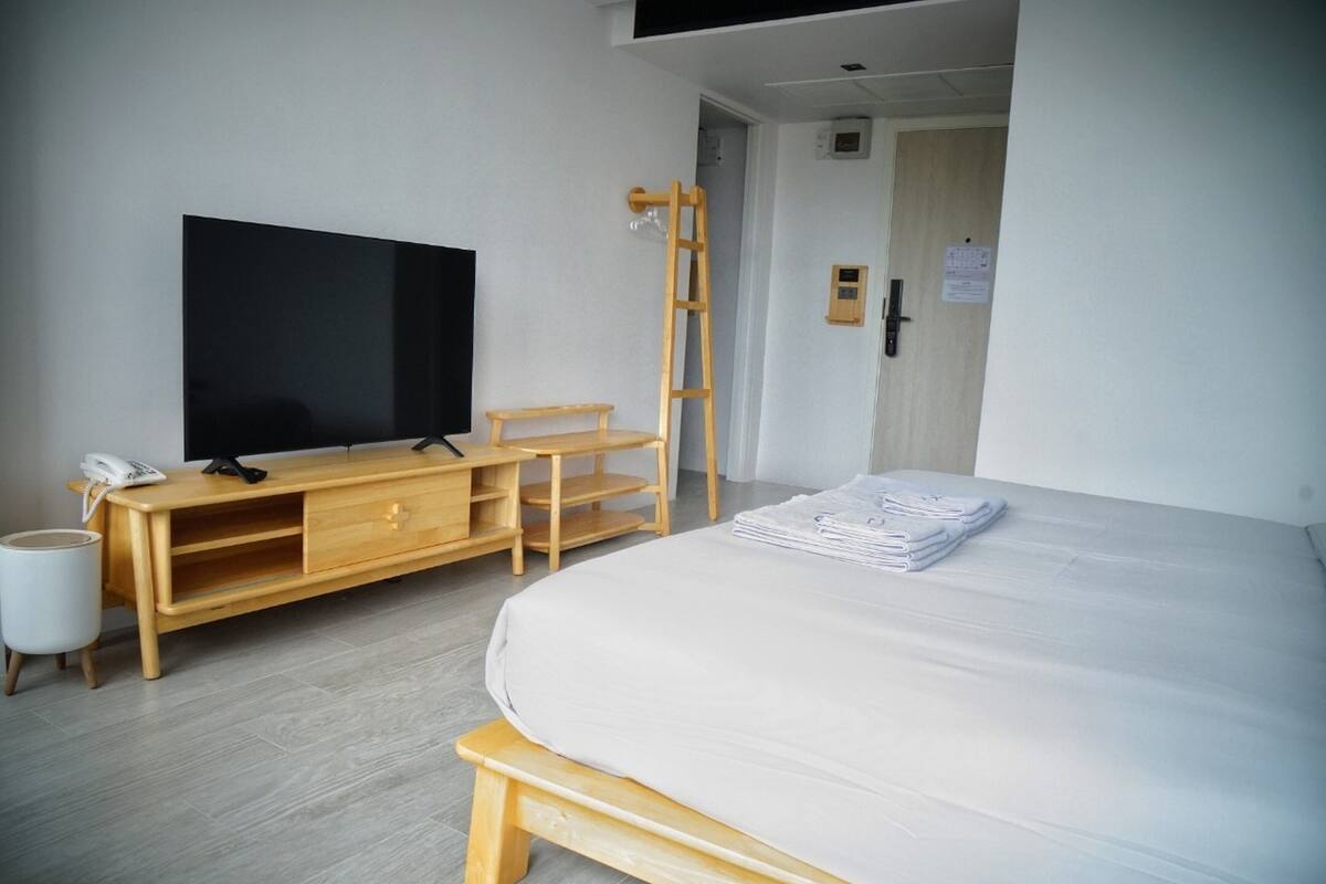 Vierbettzimmer, 2 Schlafzimmer | Allergikerbettwaren, Schreibtisch, Verdunkelungsvorhänge