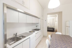 Réfrigérateur, micro-ondes, plaque de cuisson, cafetière/bouilloire