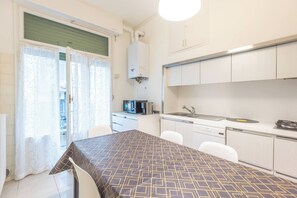 Fridge, microwave, stovetop, coffee/tea maker - La Finestra Sul Centro, Bologna By Short Holidays (Bologna)