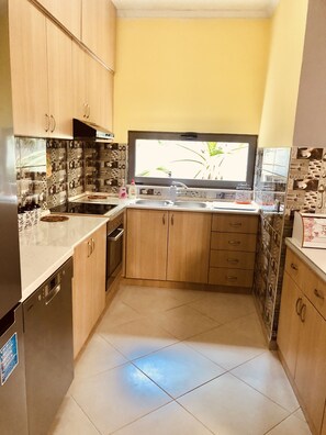 Fridge, microwave, oven, stovetop - Orion Central Apartment (Tirana)