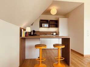 Réfrigérateur, four à micro-ondes, un four, surface de cuisson