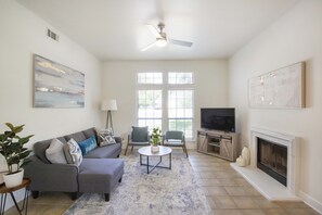 Ferienhaus, Mehrere Betten, Küche, Gartenblick | Wohnbereich | Fernseher