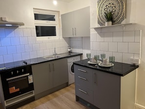 Apartment | Private kitchen | Fridge, microwave, oven, stovetop - Apartment in Leicester- Doublebed-citycentre-wifi (Leicester)