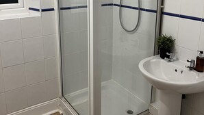 A modern bathroom with a glass-enclosed shower, a white sink, and a potted plant. - Apartment in Leicester- Doublebed-citycentre-wifi (Leicester)