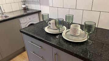 Departamento | Cocina privada | Refrigerador, microondas, horno y parrilla de estufa