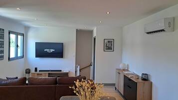 Flatscreentelevisie en een stereo