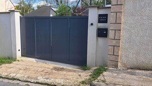 A gated entrance with a sign reading 'PACIFIC GREEN.' - Pacific Green (Chalifert)