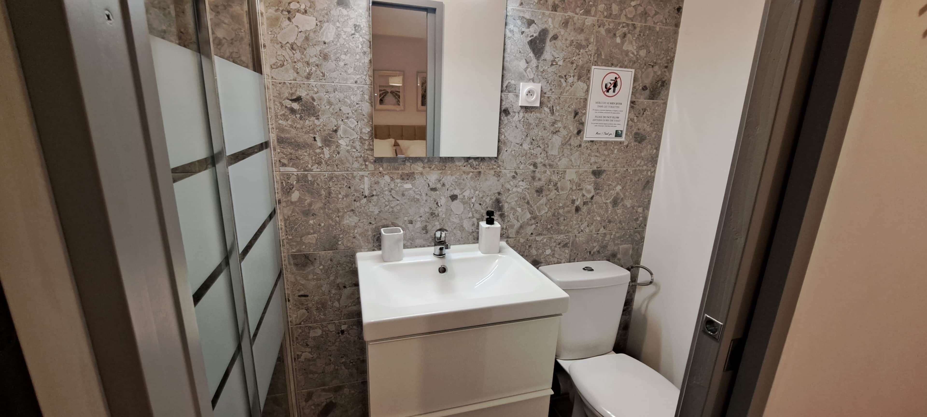 Een douche, gratis toiletartikelen, een haardroger, handdoeken
