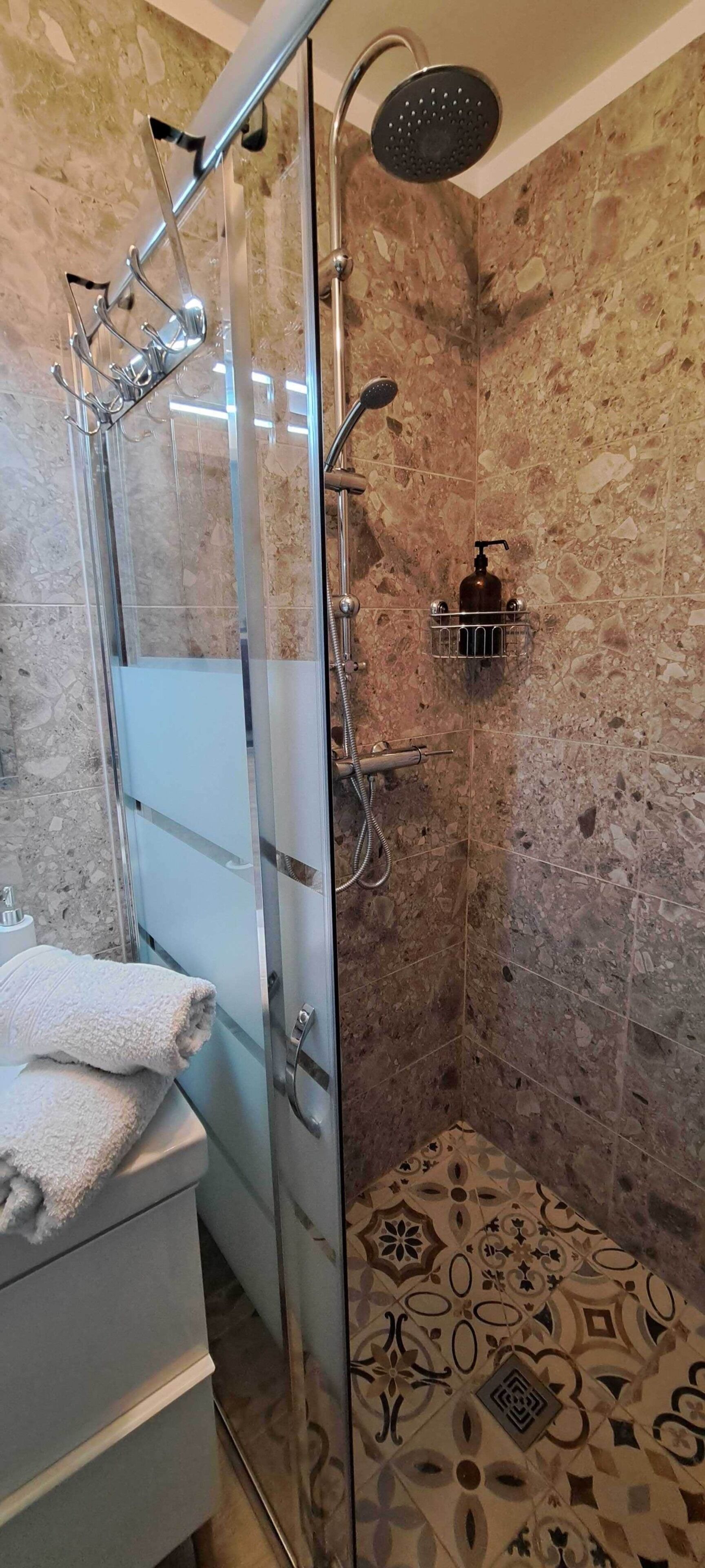 Een douche, gratis toiletartikelen, een haardroger, handdoeken
