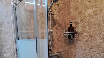Een douche, gratis toiletartikelen, een haardroger, handdoeken