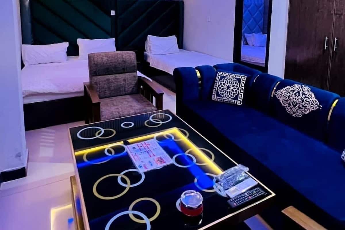Executive Suite | Desk, free WiFi