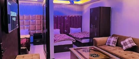 Executive Suite | Desk, free WiFi