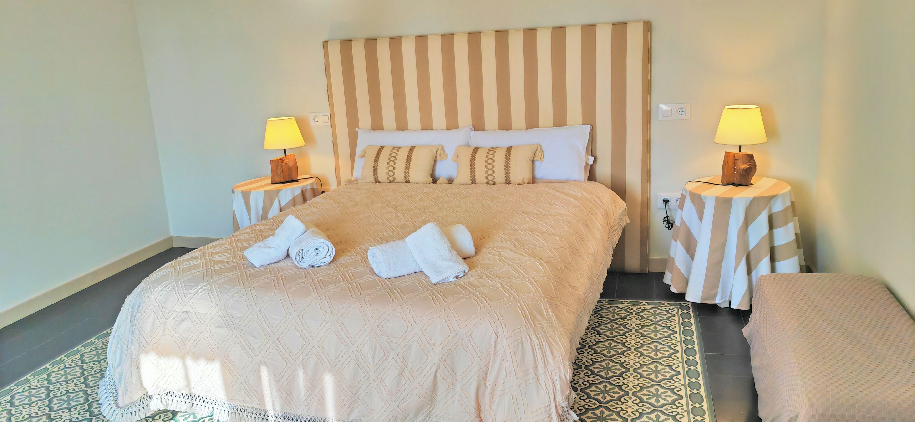 6 slaapkamers, een bureau, een strijkplank/strijkijzer, reisbedje