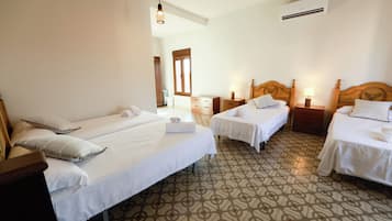 6 habitaciones, escritorio y tabla de planchar con plancha