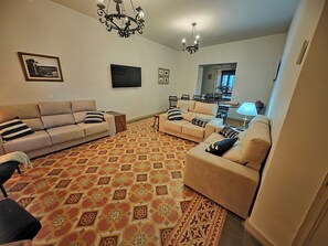 Smart TV, chimenea, futbolito y tenis de mesa 