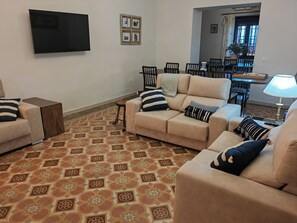 Smart TV, chimenea, futbolito y tenis de mesa 